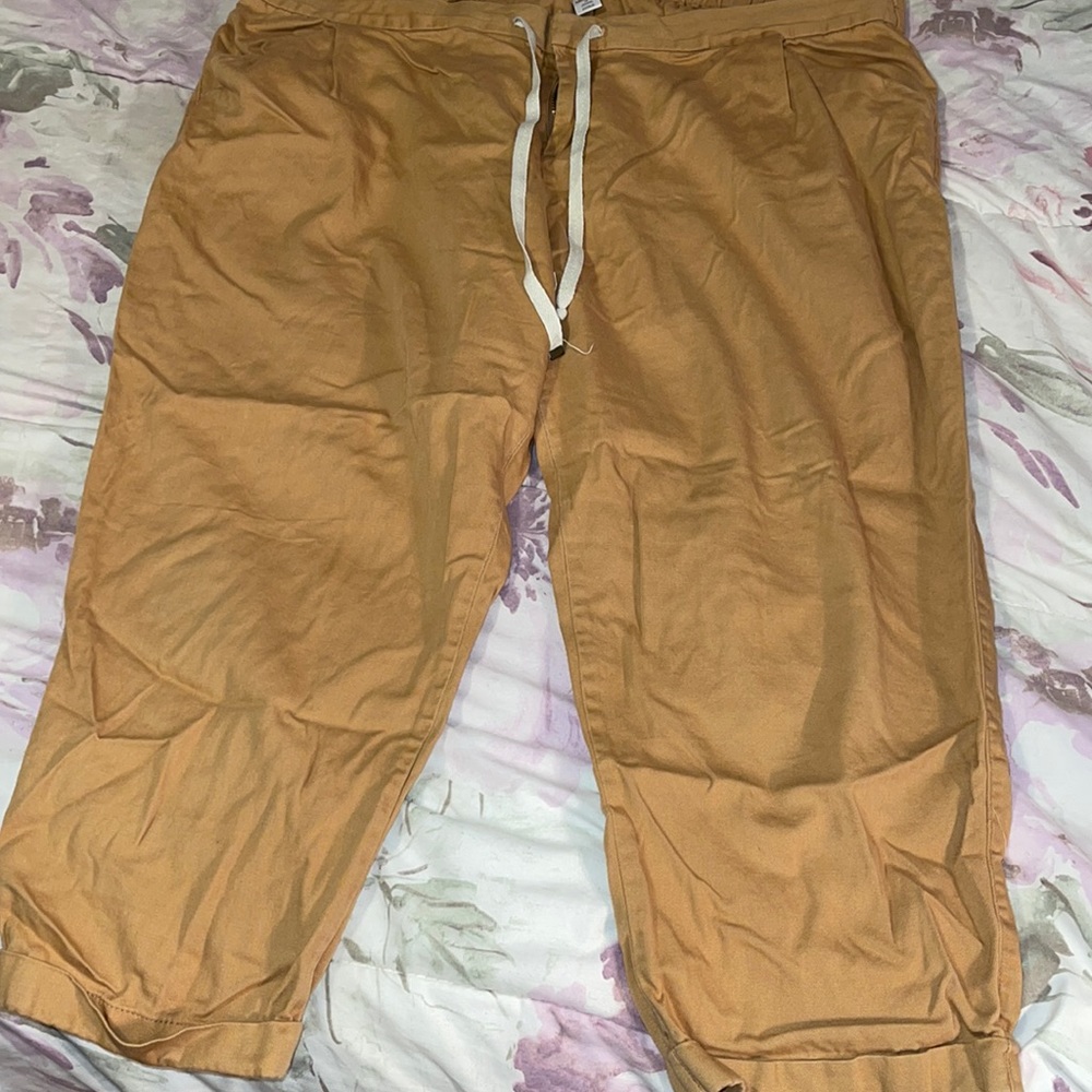 Old Navy Khaki Capri’s